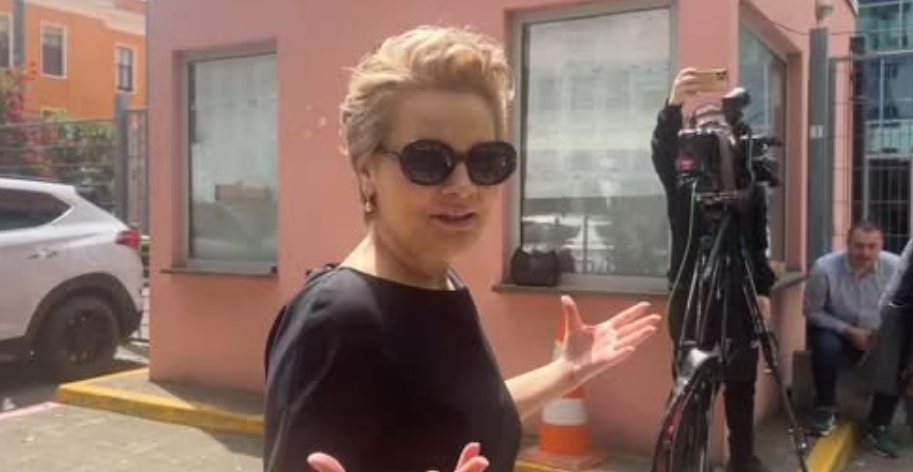 Monika Kryemadhi paraqitet në SPAK, batuta me gazetarët për veshjen me të zeza