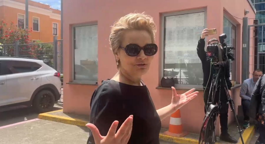 Monika Kryemadhi paraqitet në SPAK, batuta me gazetarët për veshjen