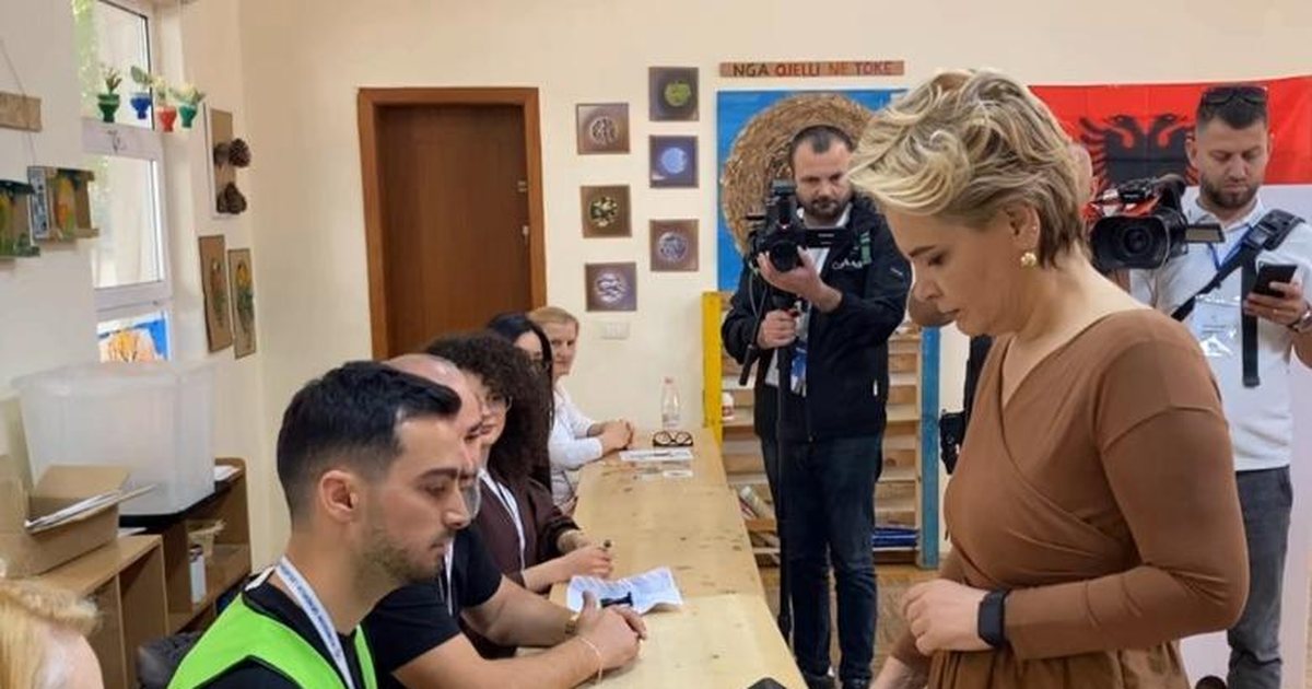 Monika Kryemadhi voton me të birin dhe nënën: Ta shpëtojmë këtë demokraci të brishtë