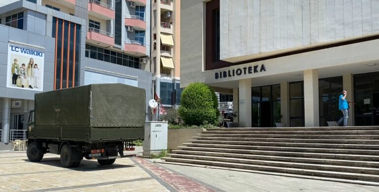 Monitorim nga organet e rendit/ Mbërrijnë në Lushnje e Divjakë materialet zgjedhore