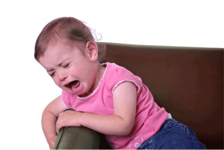 Mos i bëni më këto gabime! Ja si të silleni me një fëmijë që qan