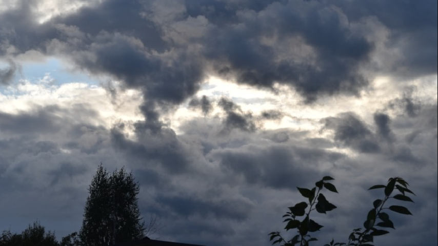 Moti i paqëndrueshëm gjatë fundjavës, nuk do mungojnë as reshjet e shiut