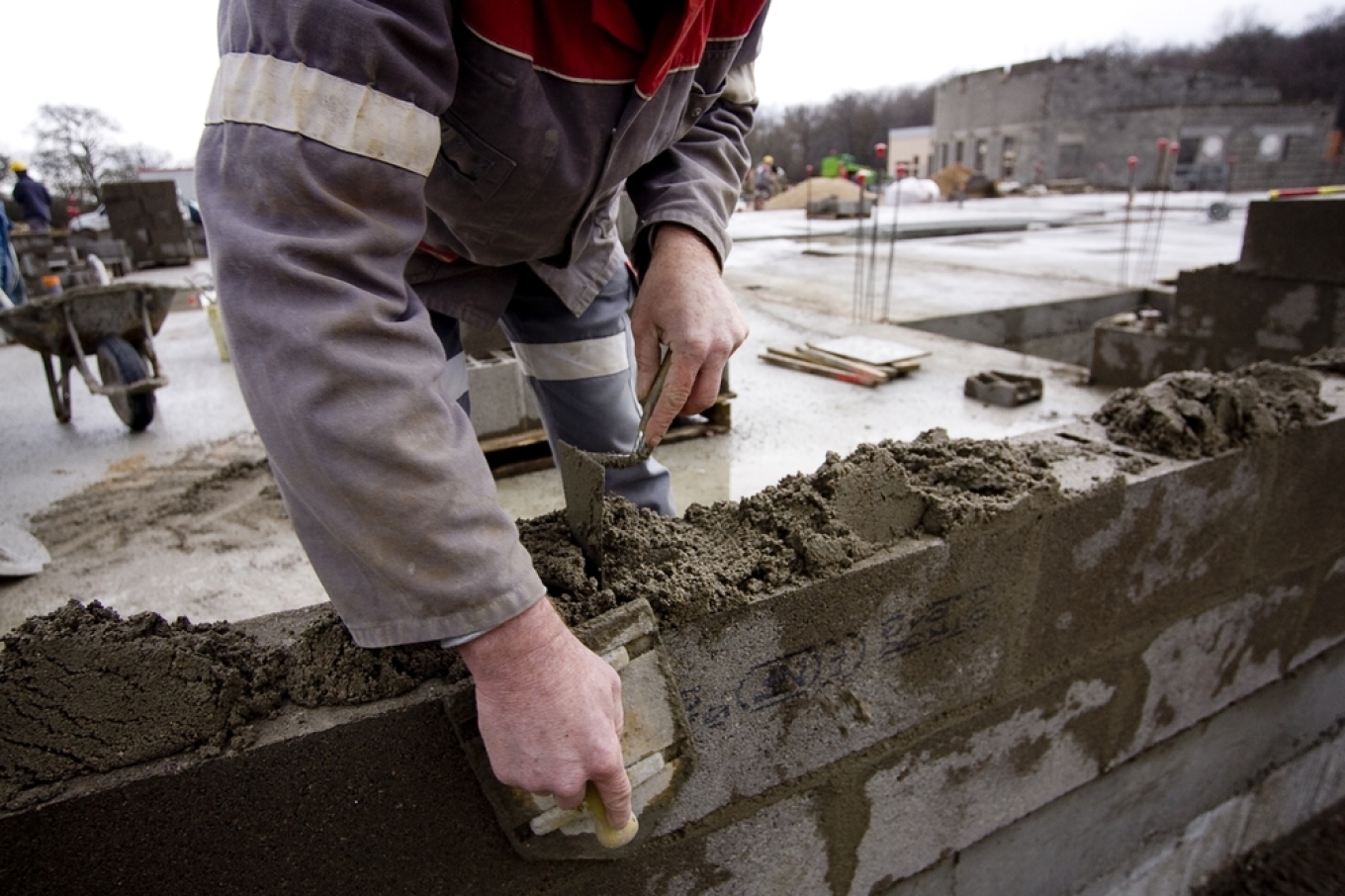 Mungesë fuqie punëtore, Franca legalizon 80 profesione për të huajt që kanë punuar “në të zezë”