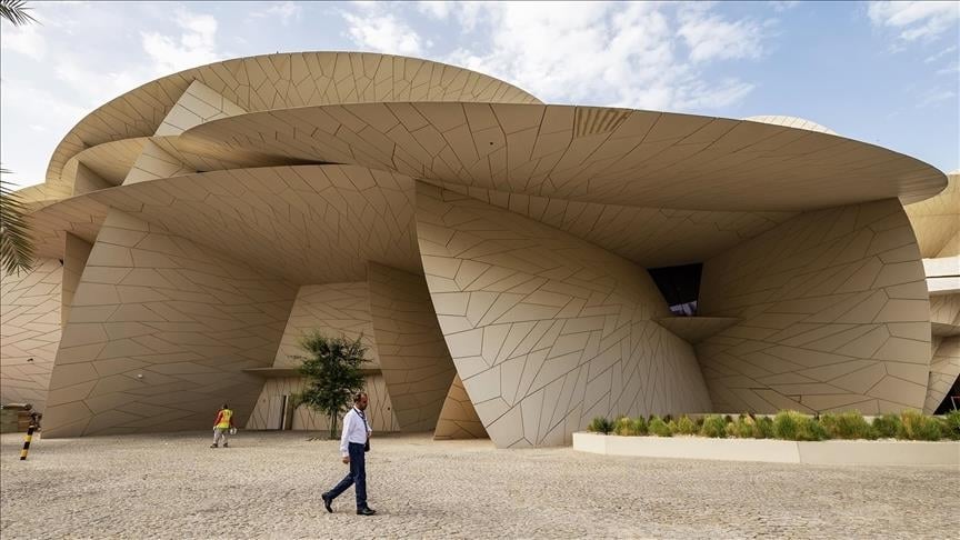 Muzeu Kombëtar i Katarit mahnit me dizajnin e tij, frymëzuar nga “trëndafili i shkretëtirës”