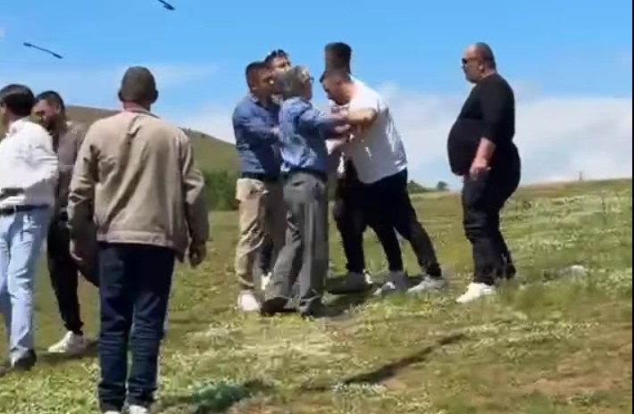 Mziu nxjerr videon:PS në terren me administratën, shpërndan para në këmbim të votës!