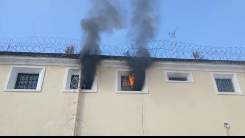 “Na lënë dhe pa ujë, ushqim e ilaçe!”/ Të dënuarit i vënë zjarrin Burgut të Korfuzit, mes tyre edhe shqiptarë! Shkak kushtet çnjerëzore dhe torturat