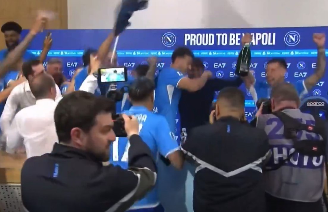 Napoli shpallet kampion i Serie A, futbollistët ndërpresin konferencën e trajnerit Conte (Video)