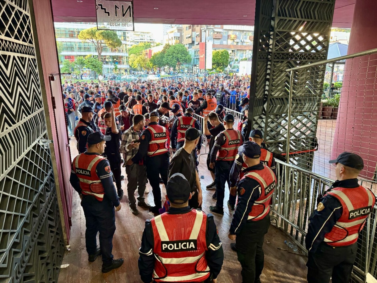 Ndeshja Vllaznia-Egnatia/ Masa dhe kontrolle, shoqërohet 31-vjeçari posedonte dhjetëra fishekzjarre