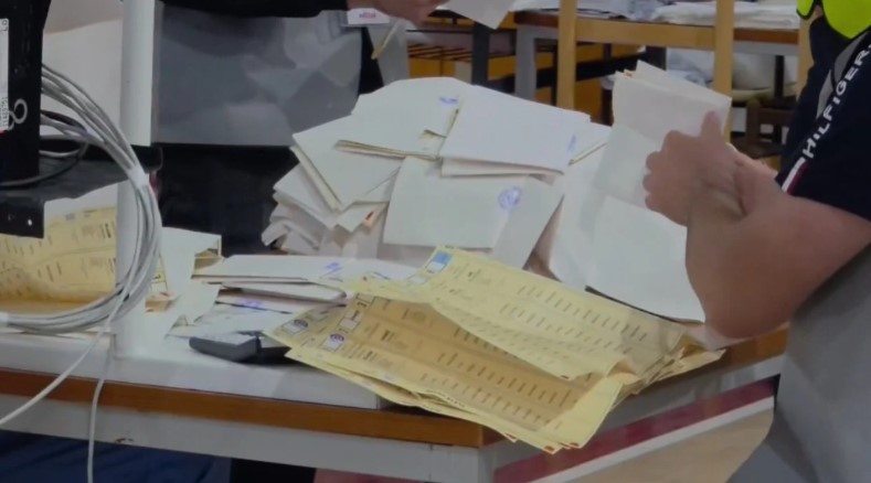 Ndryshojnë balancat në Tiranë, PD i rimerr mandatin Agron Shehajt