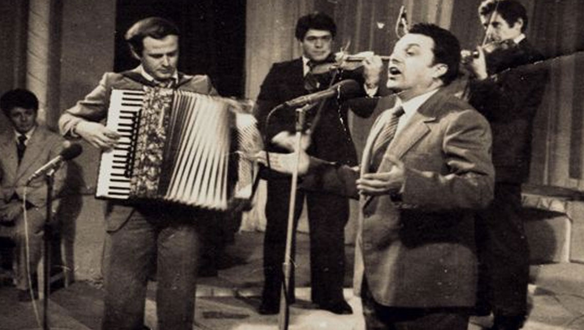 Në përvjetorin e lindjes së këngëtarit Shyqyri Alushi, zërit që vazhdon të na magjepsi