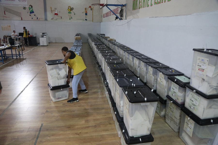Në Tiranë numërohen votat e 560 kutive/ Ja si është renditja e votave për kryeqytetin