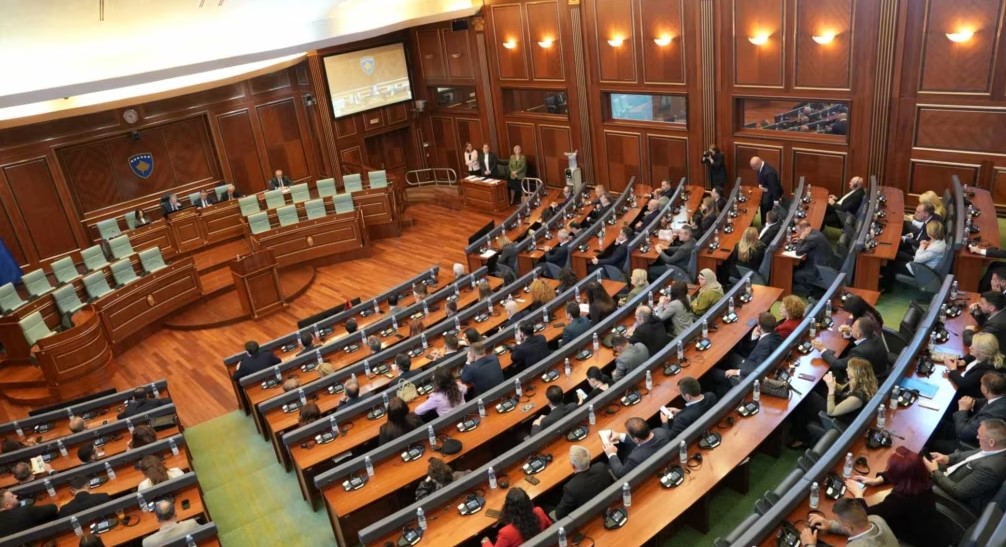 Ngec sërish konstituimi në Kosovë, dështon edhe seanca e dhjetë, partitë akuzojnë njëra-tjetrën për krizën