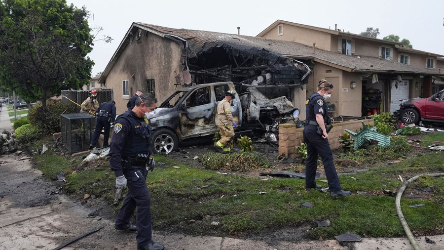 Një avion rrëzohet mbi disa shtëpi në San Diego, raportohet për disa viktima