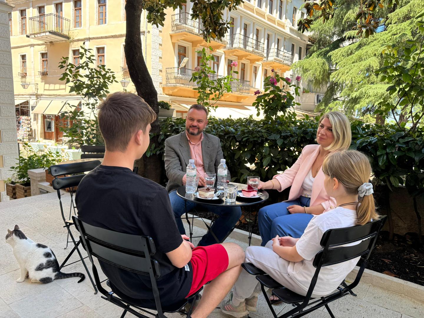 Një ditë para votimit, Piro Dhima shfaqet me familjen: Më kanë mbështetur prej ditës së parë!