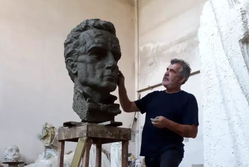 Një Homazh i Denjë për Një Mjeshtër të Madh: Dokumentari “Requiem për Skulptorin Agim Rada” vjen premierë