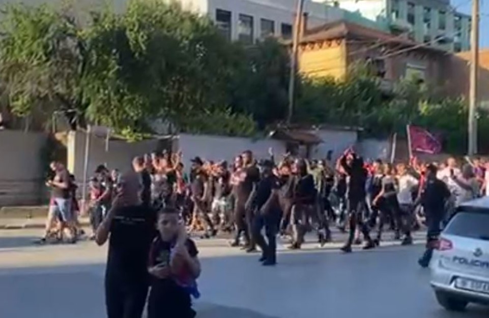 Një orë para finales, tifozët e Vllaznisë “pushtojnë” kryeqytetin (video)