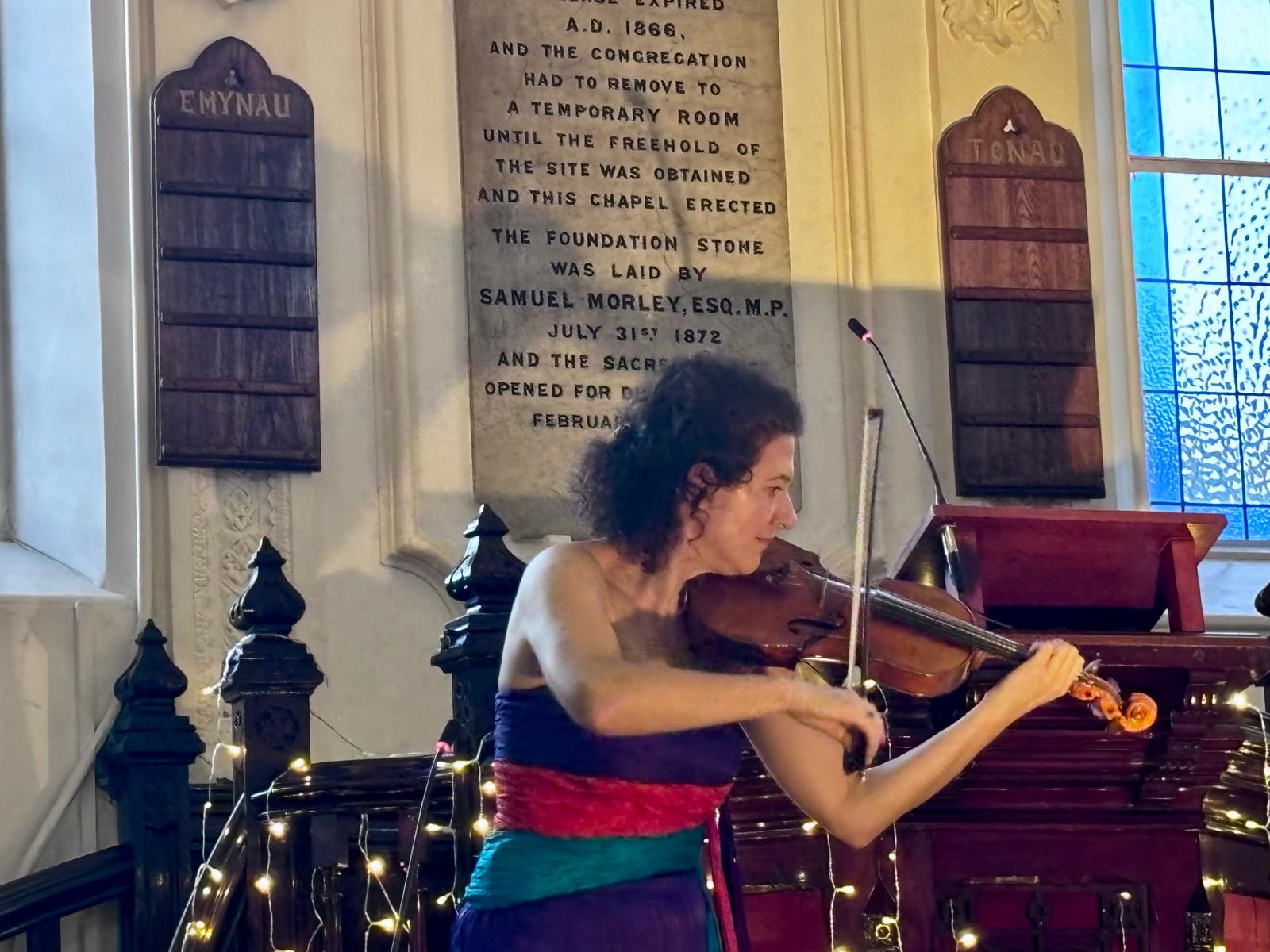 Një violinë, një harpë e një shpirt që rrëfen, Alda Dizdari në skenën e Londrës