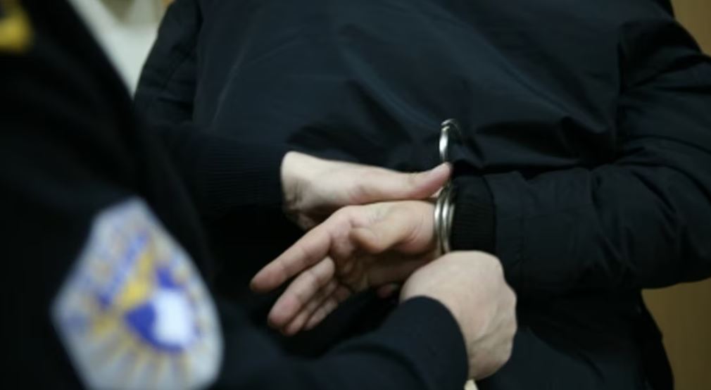 Njëmbëdhjetë të arrestuar për ndihmë të kandidatëve për pajisje me patentë shoferë