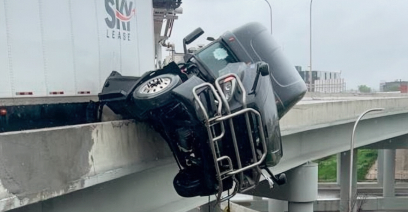 “Nuk dua të vdes, më shpëtoni”, telefonata dramatike e një shoferi kamioni të varur në një urë