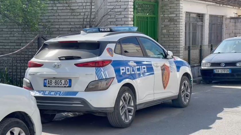 Nuk i ndalon policisë në Kukës, 31-vjeçari përplaset me makinën e parkuar