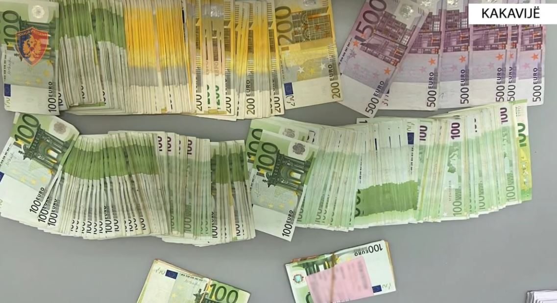 Operacioni “Pa identitet”/ Ndalohet autobusi në Kakavijë, sekuestrohen mbi 74 mijë euro dhe dokumente të falsifikuara