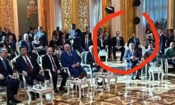 Opozita në Serbi tall Vuçiçin, publikojnë një foto nga Moska: Ja sa vlen diktatori i çmendur