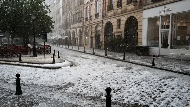 Pamje apokaliptike nga Parisi, pas temperaturave të larta kryeqyteti francez goditet nga stuhi breshëri