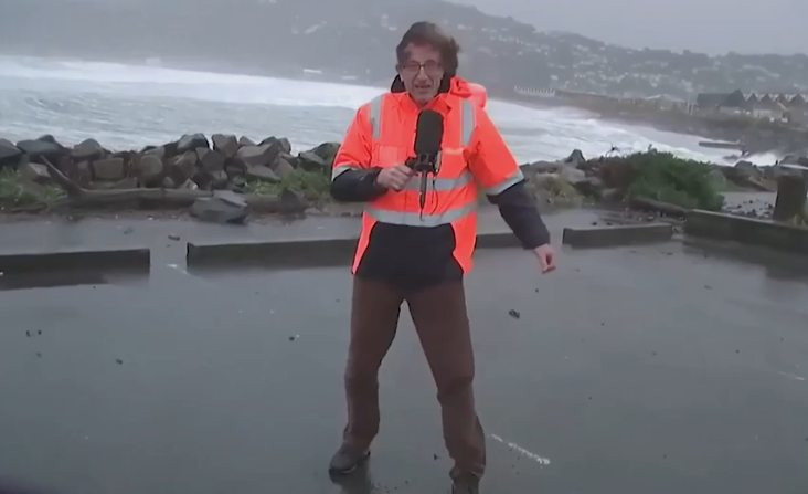 Pamjet/ Zelanda e Re goditet nga erërat më të forta në 10 vjet, mbyllen shkollat dhe anulohen fluturimet