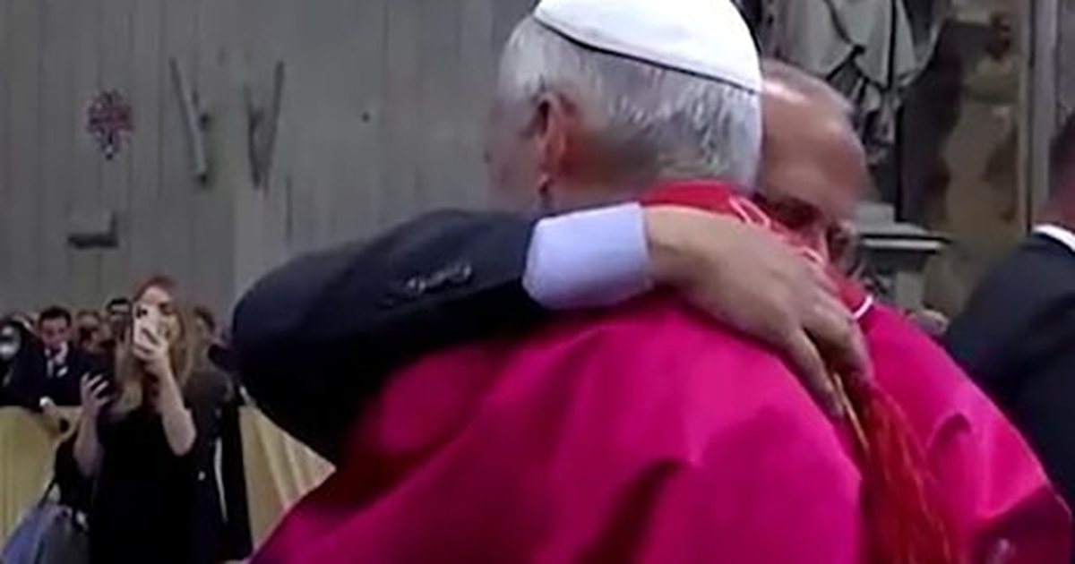 Papa Leo XIV thyen protokollin gjatë ceremonisë dhe përqafon vëllanë e tij