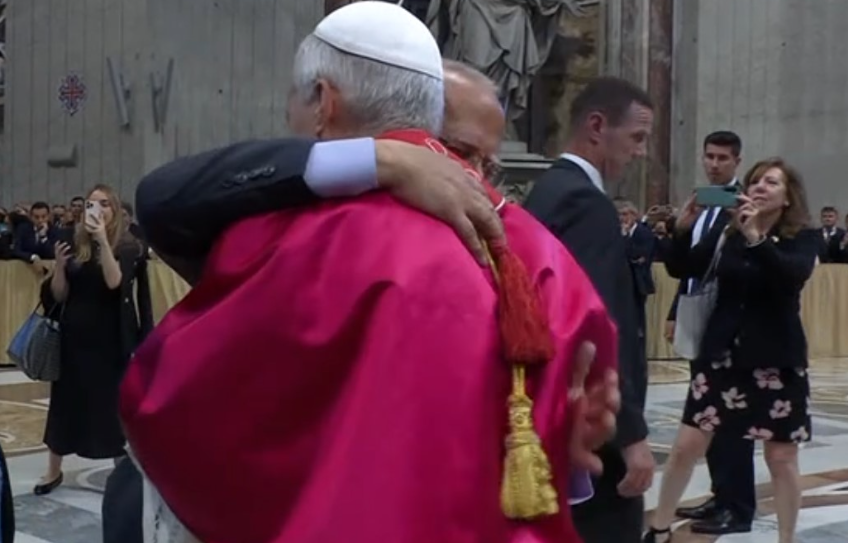 Papa Leo XIV thyen protokollin gjatë ceremonisë së inaugurimit, përqafon vëllain