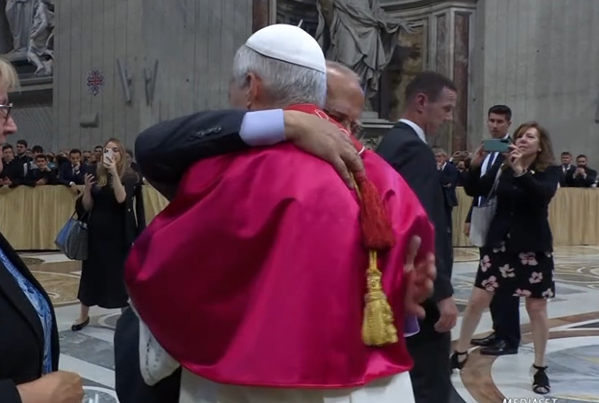Papa Leon XIV shkel protokollin, përqafon vëllain e tij gjatë ceremonisë së përurimit