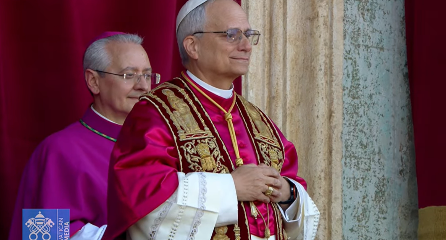 Papa Leoni i XIV përshëndet për herë të parë besimtarët në sheshin e “Shën Pjetrit”