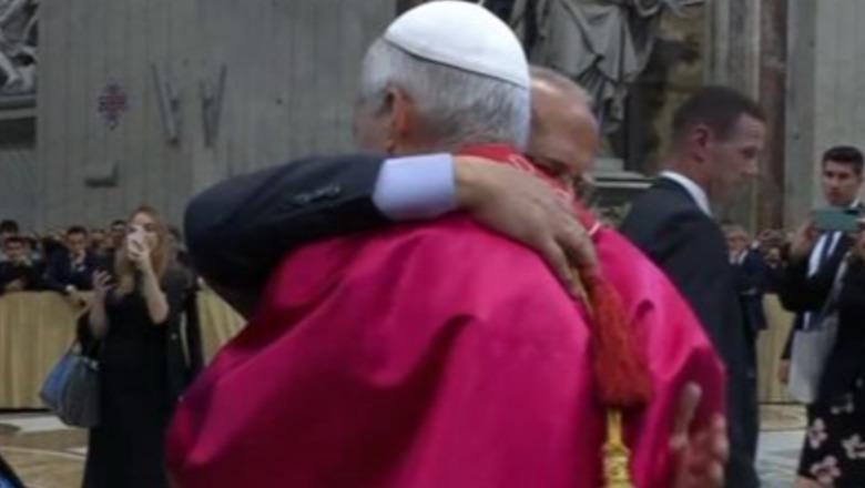 Papa Leoni XIV shkel protokollin, përqafon vëllain gjatë ceremonisë së përurimit
