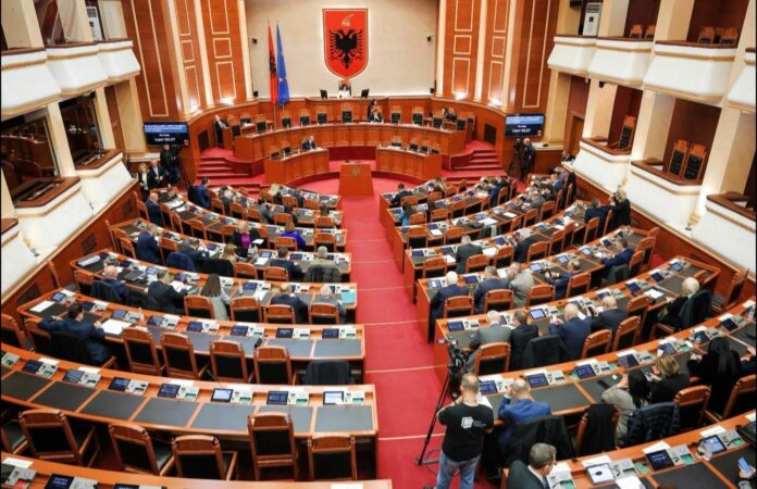 Parlamenti i ri i Shqipërisë me fytyra të reja, 82 deputetë aktualë që do të jenë jashtë Kuvendit
