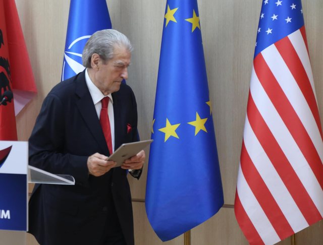 Pas thirrjes për të dalë në protestë, ndjekësit masakrojnë Berishën: Fillove prapë nga avazi ti? Ik o Sali, bëju nder demokratëve