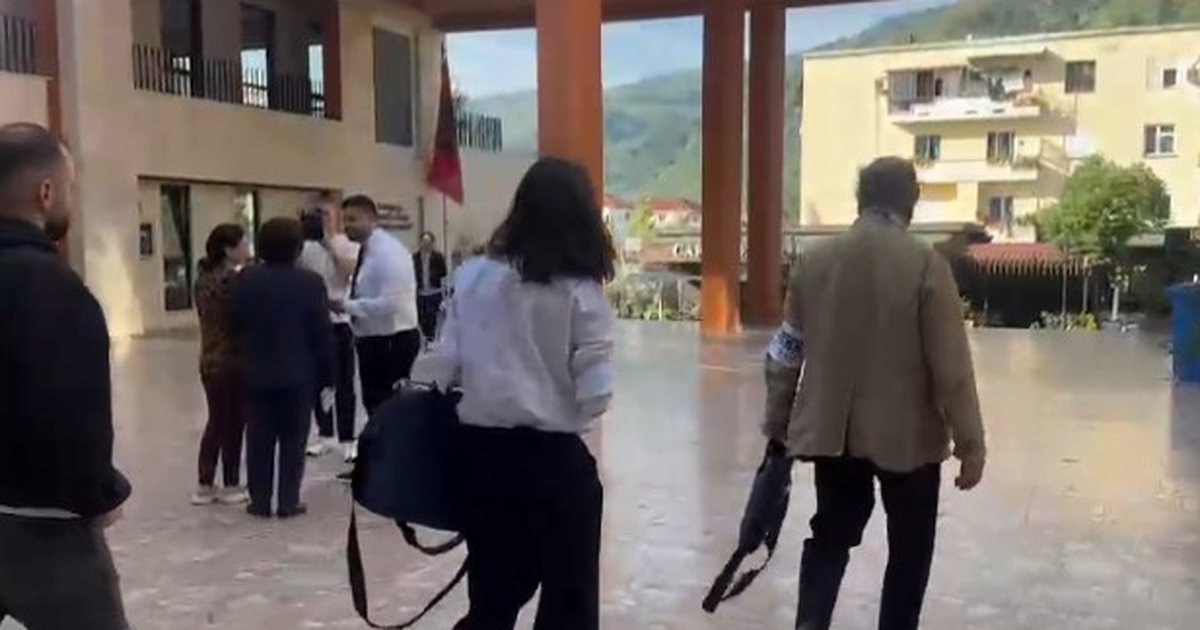 PD bllokon procesin e votimit në Berat: Prani e personave të paautorizuar brenda perimetrit të lejuar