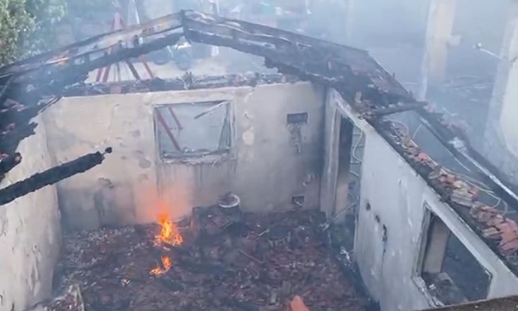 Përfshihet nga flakët banesa në Lezhë, raportohet për dëme materiale