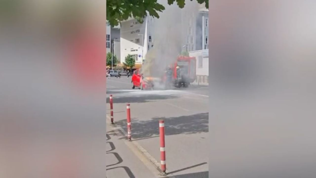 Përfshihet nga flakët makina në Komunën e Parisit