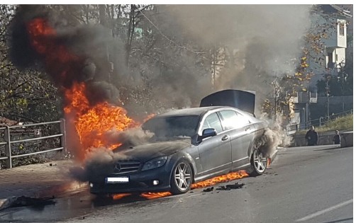 Përfshihet nga flakët mjeti në afërsi të tunelit të Kërrabës, ja çfarë dyshohet se u bë shkak