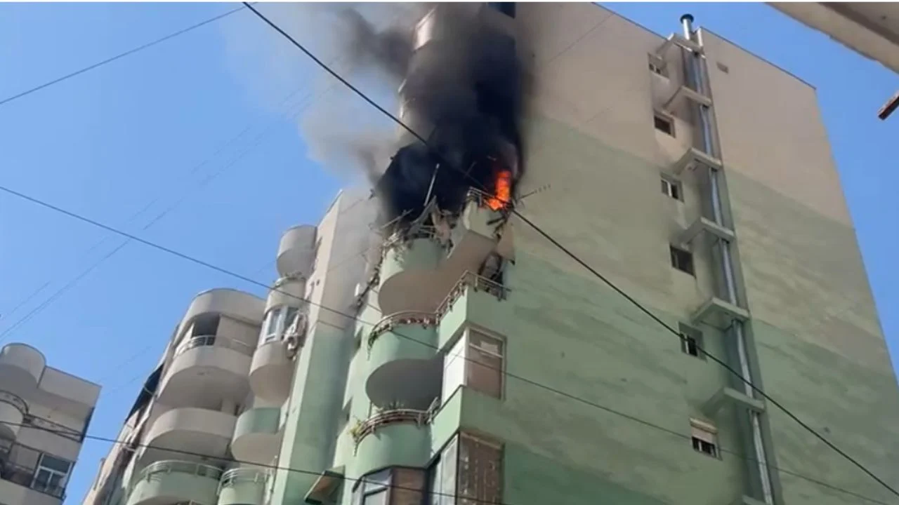 Përfshihet nga flakët një apartament në zonën e Komunës së Parisit (Video)