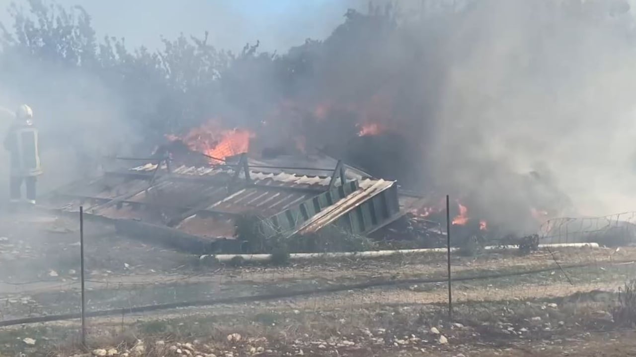 Përfshihet nga flakët një kasolle në Durrës, ndërhyrja e zjarrfikësve shmang djegien e banesave përreth