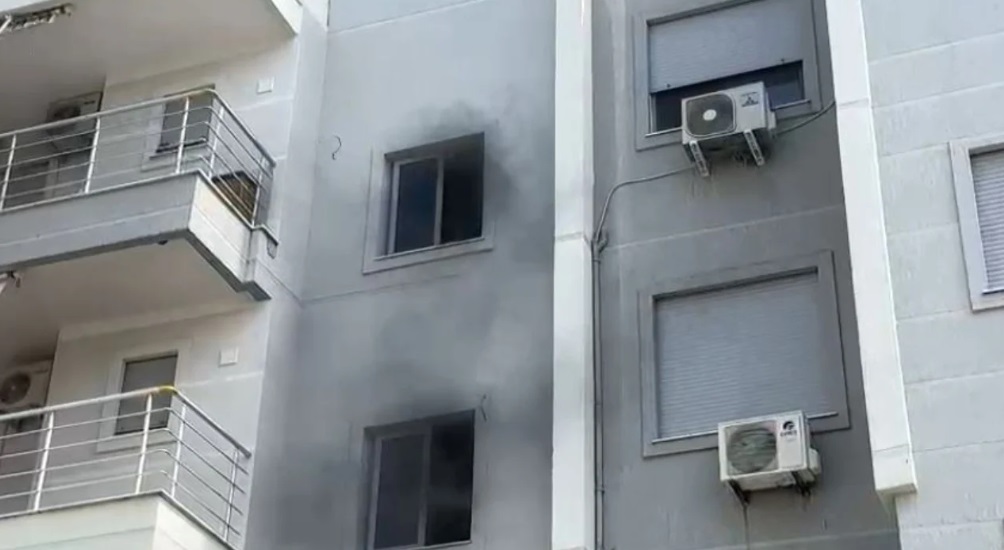 Përfshihet nga zjarri një pallat në Radhimë, bllokohen hyrjet dhe daljet e banorëve