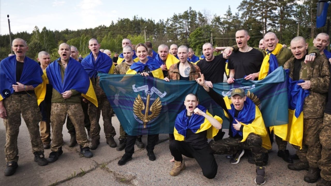 Përfundon faza e parë e shkëmbimit të të burgosurve, 390 ukrainas shkojnë në shtëpi, Zelensky ndan fotot