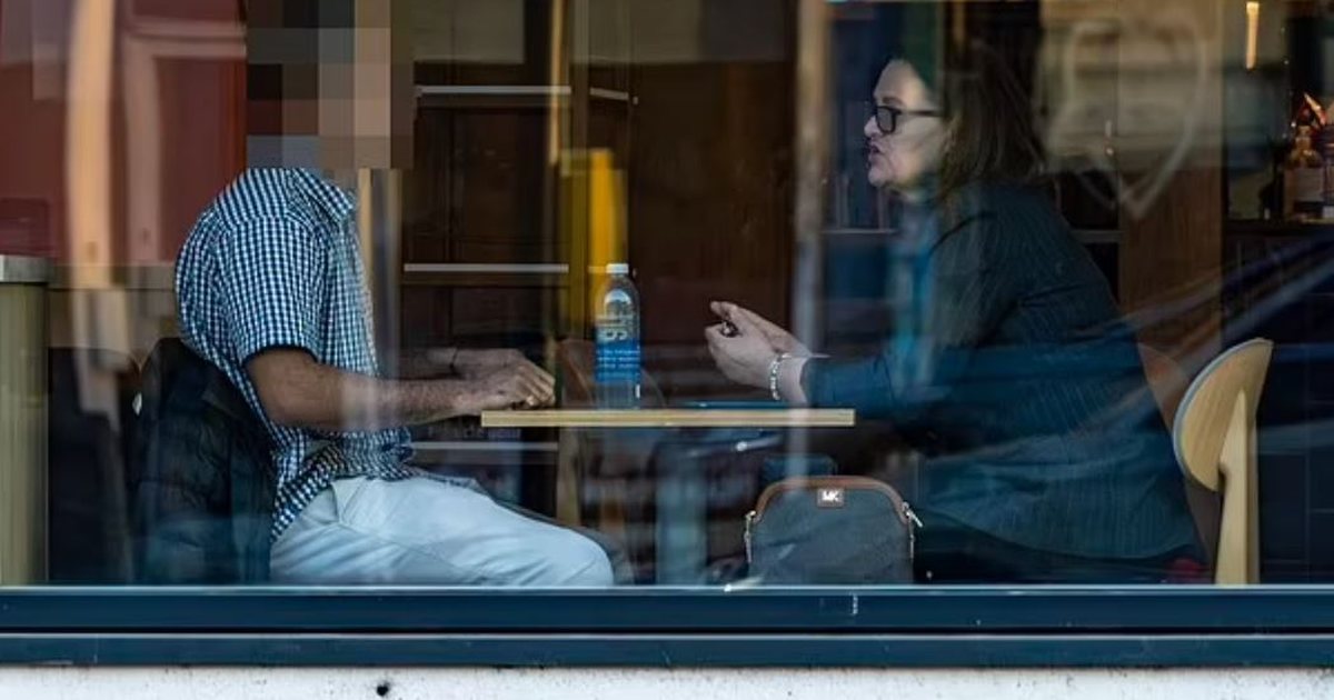 Përkthyesja shqiptare ‘bie’ në rrjetën e “Daily Mail”, kërkon para për të nxjerrë nga kampet shqiptarët