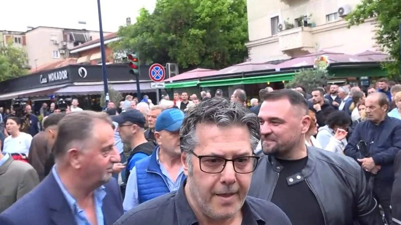 Përplasja me gazetarët gjatë protestës së opozitës, policia çon në SPAK Edi Palokën dhe Klevis Balliun