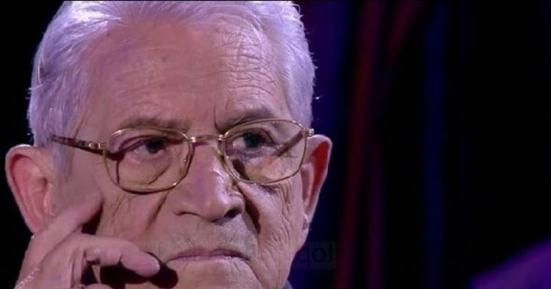 Piro Milkani e dinte, Kurrë të dielave!