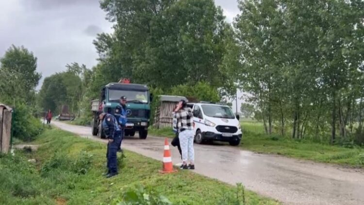 Plagosja me thikë mes adoleshentëve në Korçë, 14-vjeçari i zuri pritë në një rrugicë: Më shante!