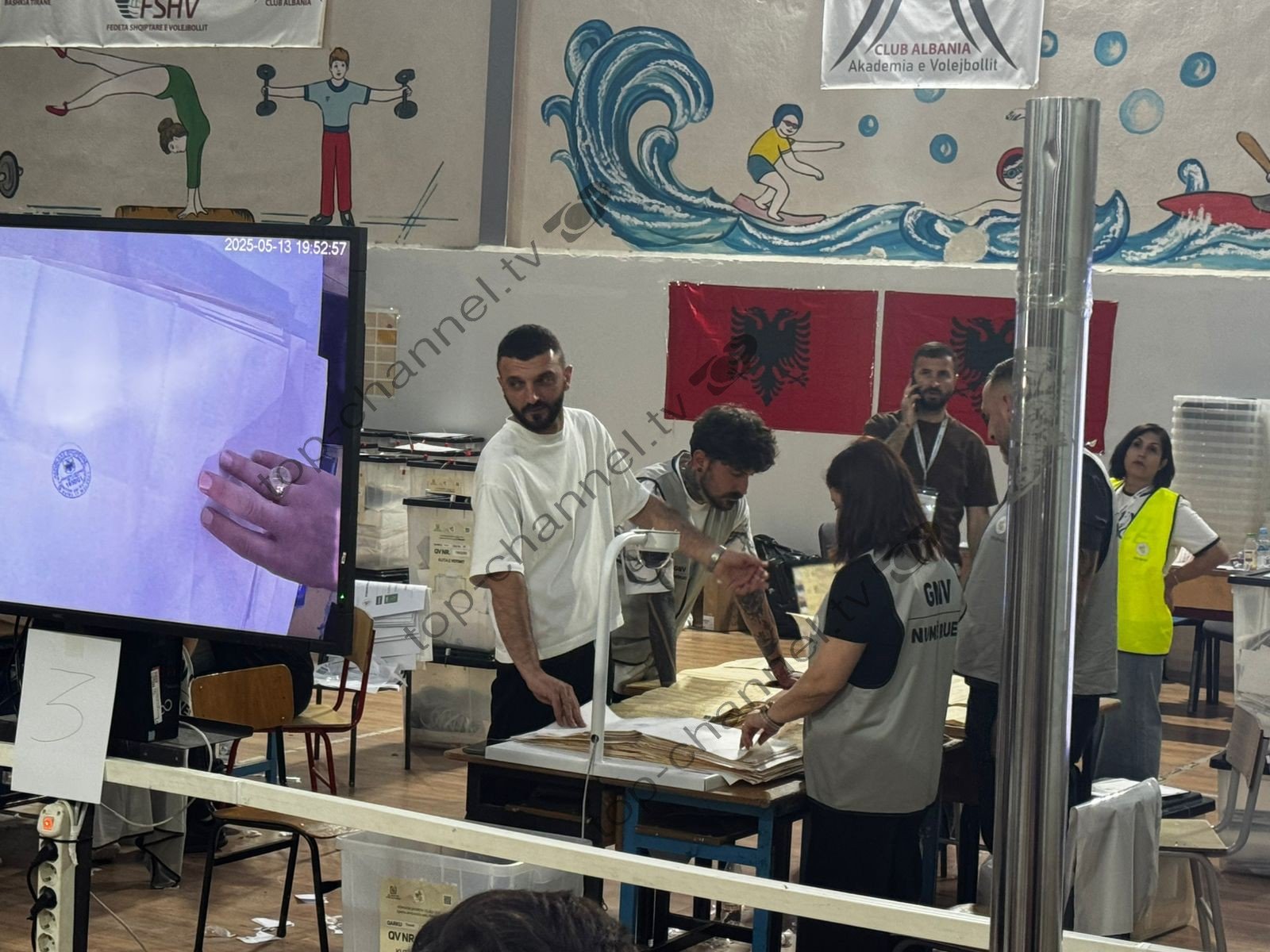 “Plas” gallata në “Vasil Shanto”, numëruesi shpërthen me të qeshur qendrën e numërimit të votave