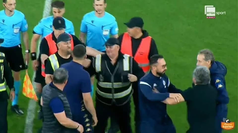 Plas sherri në fund të ndeshjes Vllaznia-Dinamo, Ilir Daja del nga vetja dhe kapet keq me arbitrin