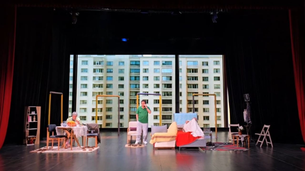 “Pleqëri me kusure”/ Komedia e autorit Odise Plaku mirëpritet nga publiku në teatrin ‘Bylis’